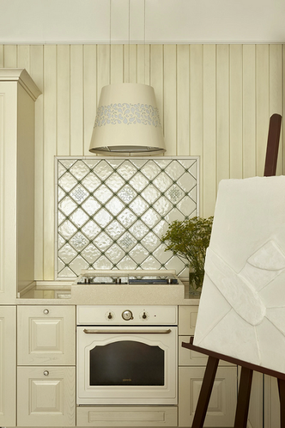 Как дизайнеры организуют хранение у себя на кухне? 6 примеров