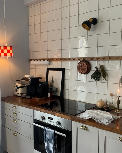 Как дизайнеры организуют хранение у себя на кухне? 6 примеров