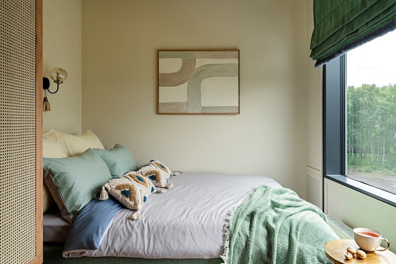 
                                Как из двушки 67 кв. м сделали трешку с дополнительной спальней и оформили яркий интерьер: квартира с обложки                            