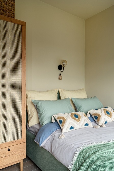 
                                Как из двушки 67 кв. м сделали трешку с дополнительной спальней и оформили яркий интерьер: квартира с обложки                            