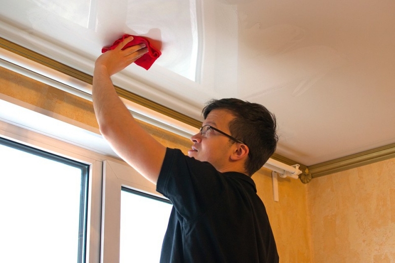 
                                Как помыть потолок: лучшие средства, 3 способа для натяжного и окрашенного потолка                            