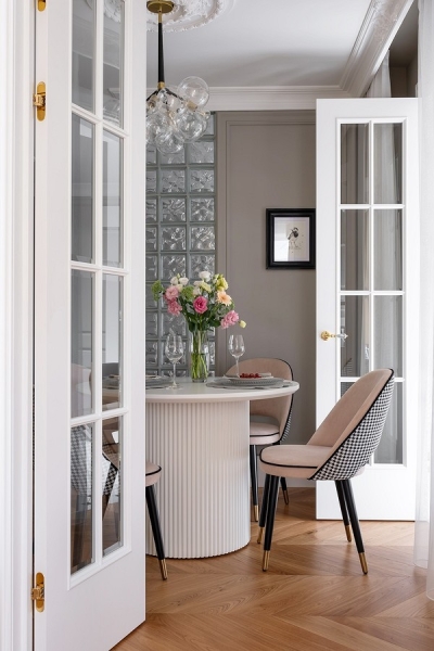 Париж по-русски: квартира 60 кв. м с потрясающим интерьером и комфортной планировкой