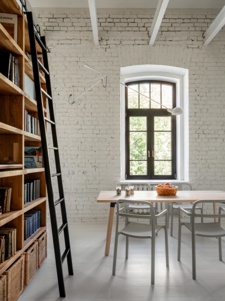 Светлая квартира 65 м² с камином и антресолью в Москве