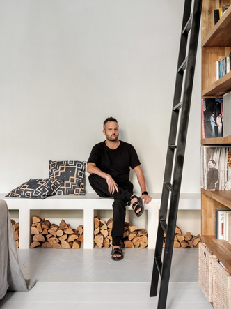 Светлая квартира 65 м² с камином и антресолью в Москве