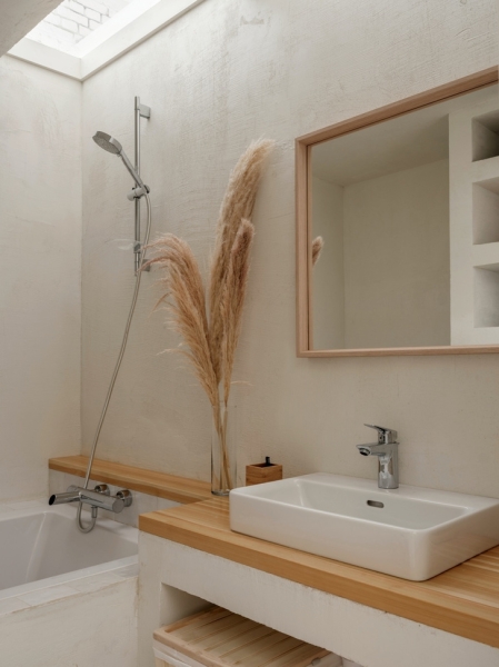 Светлая квартира 65 м² с камином и антресолью в Москве