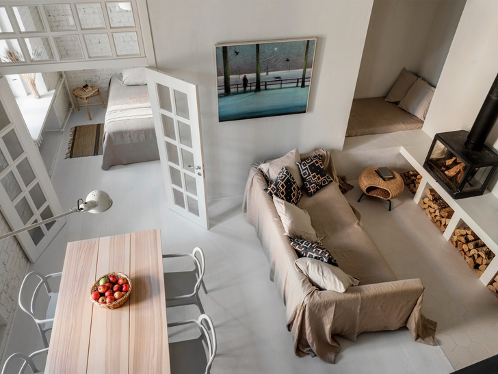 Светлая квартира 65 м² с камином и антресолью в Москве