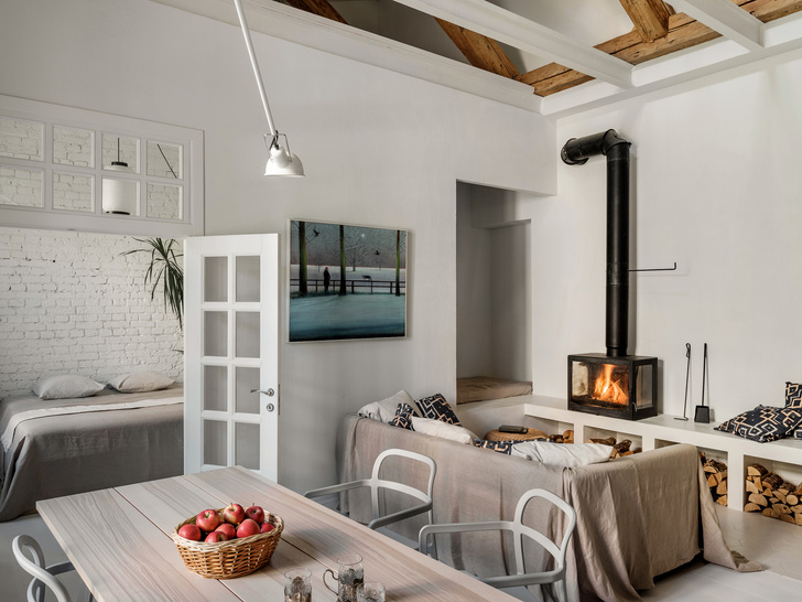 Светлая квартира 65 м² с камином и антресолью в Москве