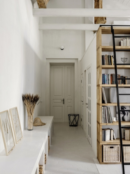 Светлая квартира 65 м² с камином и антресолью в Москве