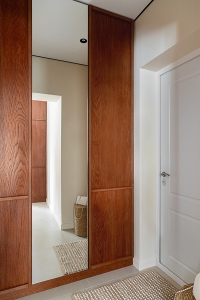 Такой студии вы еще не видели! Ванная с окном, много дерева и света! Уместили все 25 кв. м