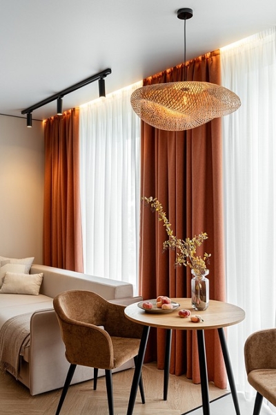 Такой студии вы еще не видели! Ванная с окном, много дерева и света! Уместили все 25 кв. м