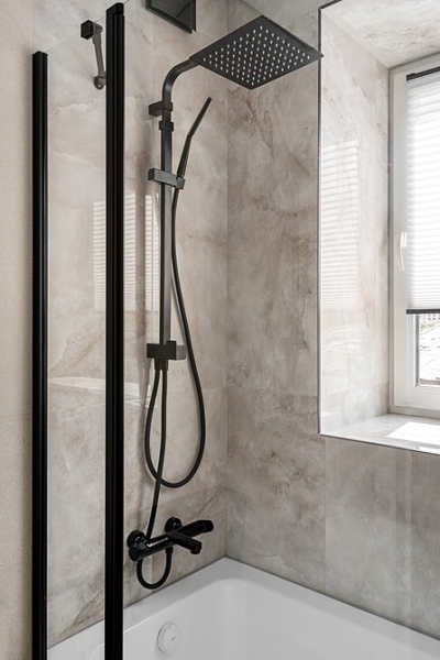 Такой студии вы еще не видели! Ванная с окном, много дерева и света! Уместили все 25 кв. м