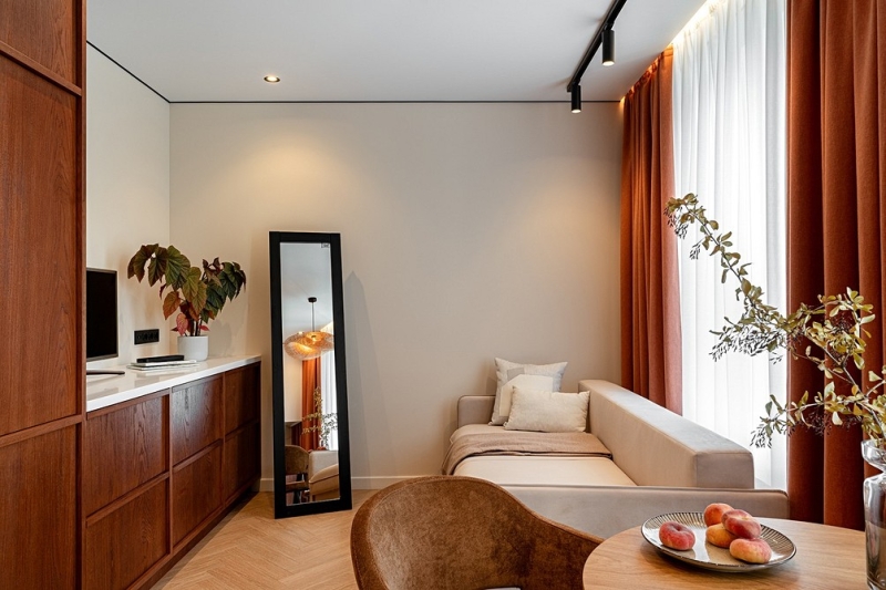 Такой студии вы еще не видели! Ванная с окном, много дерева и света! Уместили все 25 кв. м