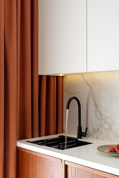 Такой студии вы еще не видели! Ванная с окном, много дерева и света! Уместили все 25 кв. м