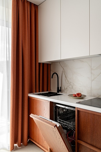 Такой студии вы еще не видели! Ванная с окном, много дерева и света! Уместили все 25 кв. м