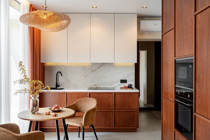 Такой студии вы еще не видели! Ванная с окном, много дерева и света! Уместили все 25 кв. м