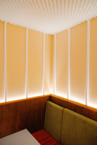 Винтаж и неон: кафе Melt в Париже