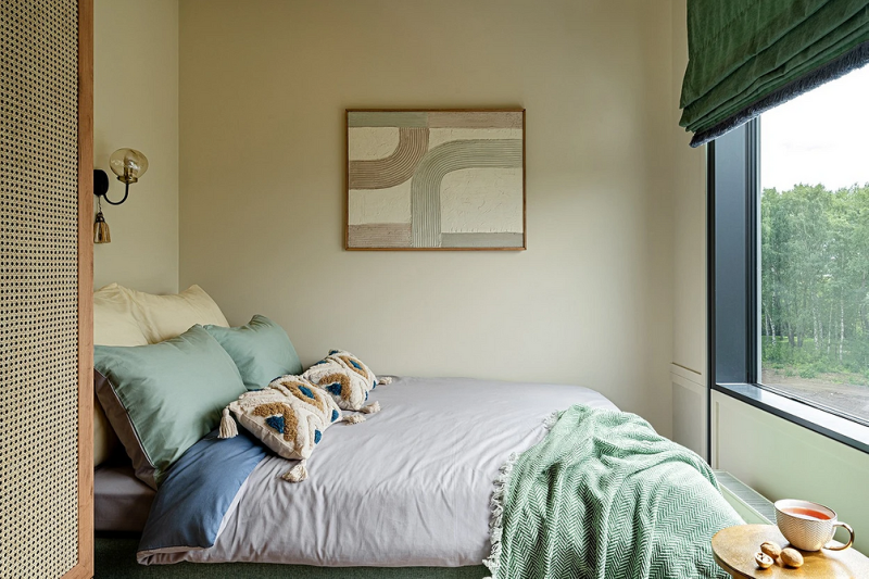 Зеленые шторы в интерьере: советы по выбору и идеи для разных комнат (67 фото)