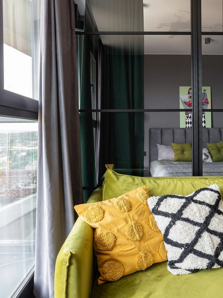 Зеленые шторы в интерьере: советы по выбору и идеи для разных комнат (67 фото)