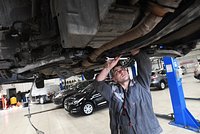 В российском городе рухнула стена аварийного жилого дома, под угрозой весь подъезд. Версии властей и жильцов расходятся